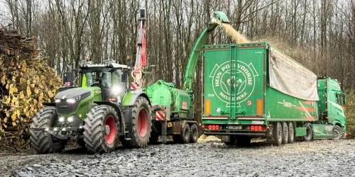 Broyeur transformant des déchets de bois en copeaux