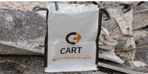 Déchargement d'un big bag d'amiante par les équipes CART