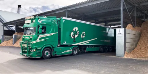 Camion Extram chargé de matières premières